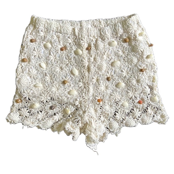 CREAM LULUS SHORTS WITH LACE OVERLAY AND SHELL EMBELLISHMENTS SIZE EXTRA SMALL - Picture 1 of 5